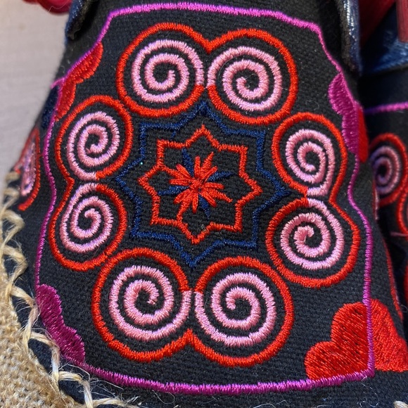 Handmade brocade/embroidered slipon burlap booties - Picture 13 of 16